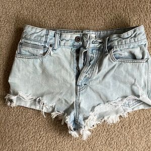 FREE PEOPLE CUT OFF LIGHT WASH SHORTS